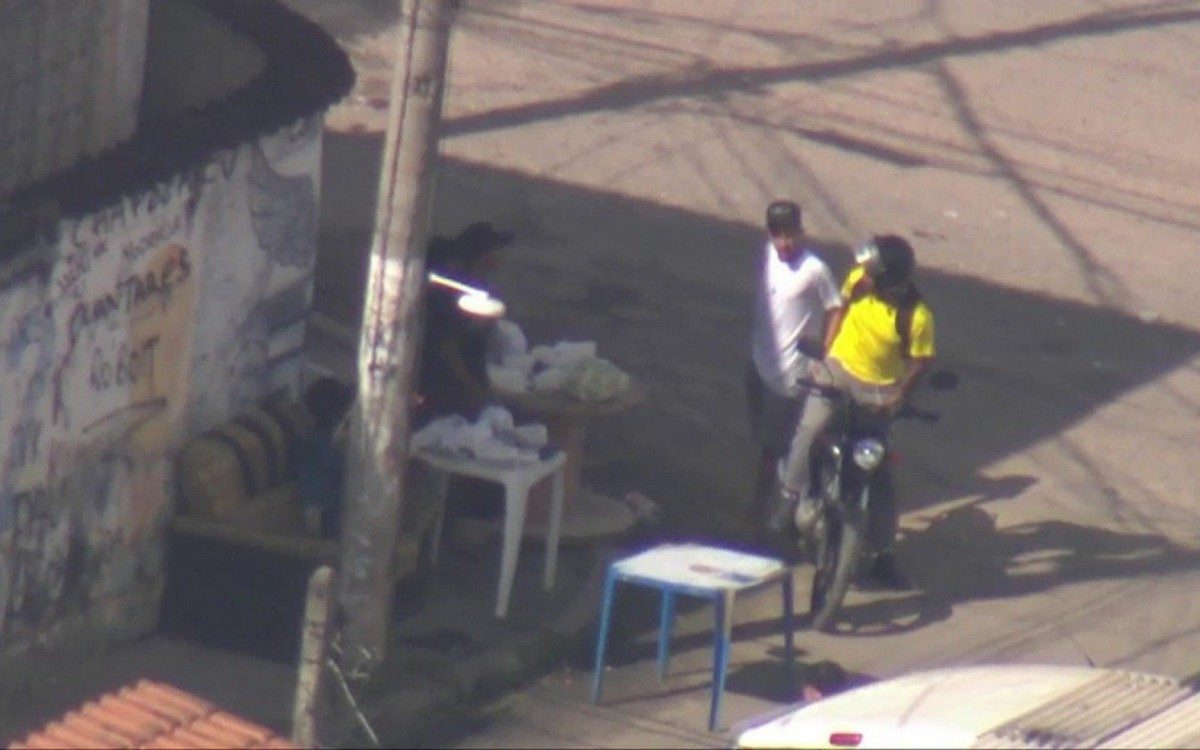 Tráfico da Vila Kennedy monta 'drive-thru' de drogas - Reprodução TV Globo