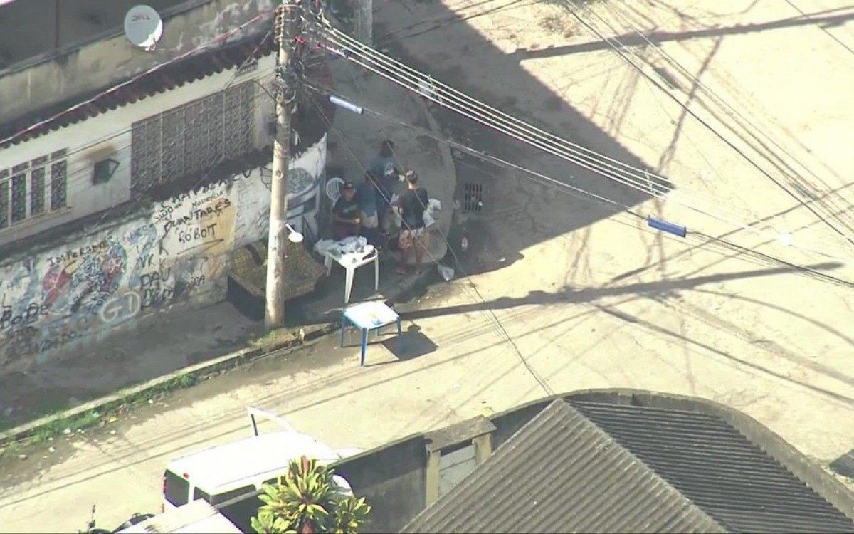 Tráfico da Vila Kennedy monta 'drive-thru' de drogas