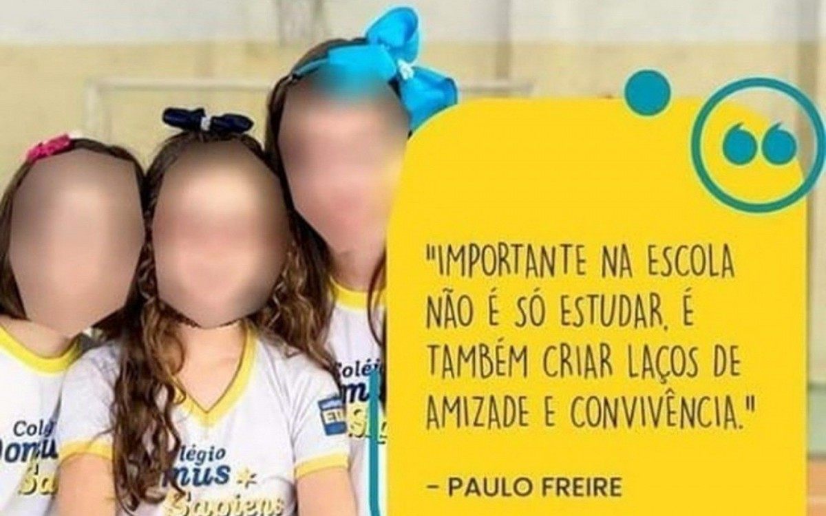 Texto foi colocado em cima do rosto da única menina negra da foto, enquanto as três alunas brancas continuaram visíveis - Reprodução/Twitter