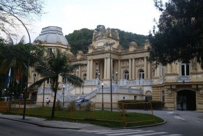 Servidores do Rio recebem 13º salário integral nesta terça-feira 