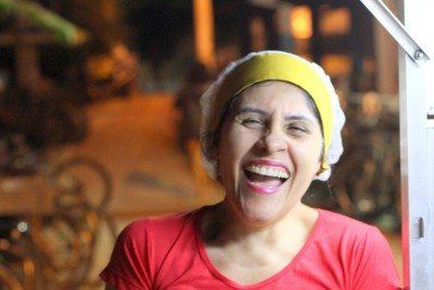 Moradora do Vidigal faz sucesso com cachorro-quente que já virou atração turística