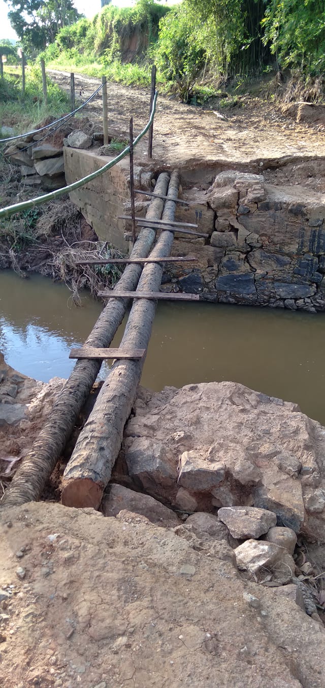 Pontes que ligam os distritos de São João do Paraíso a Cruzeiro foram destruídas com a enxurrada. - Foto: reprodução internet