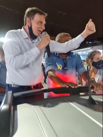 Crivella em carreata na Mar&eacute; fez as mesmas promessas do pleito de 2016 - Reprodu&ccedil;&atilde;o