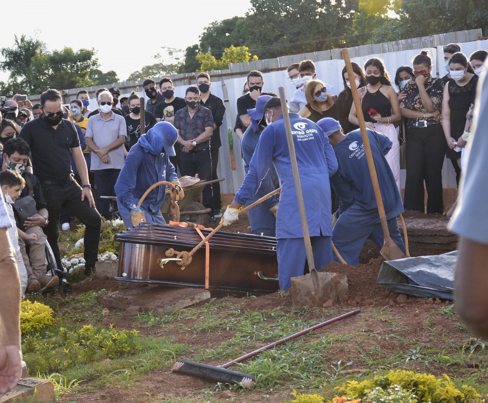Francisco Camargo, pai de Zezé e Luciano, é enterrado em Goiânia  - Agnews