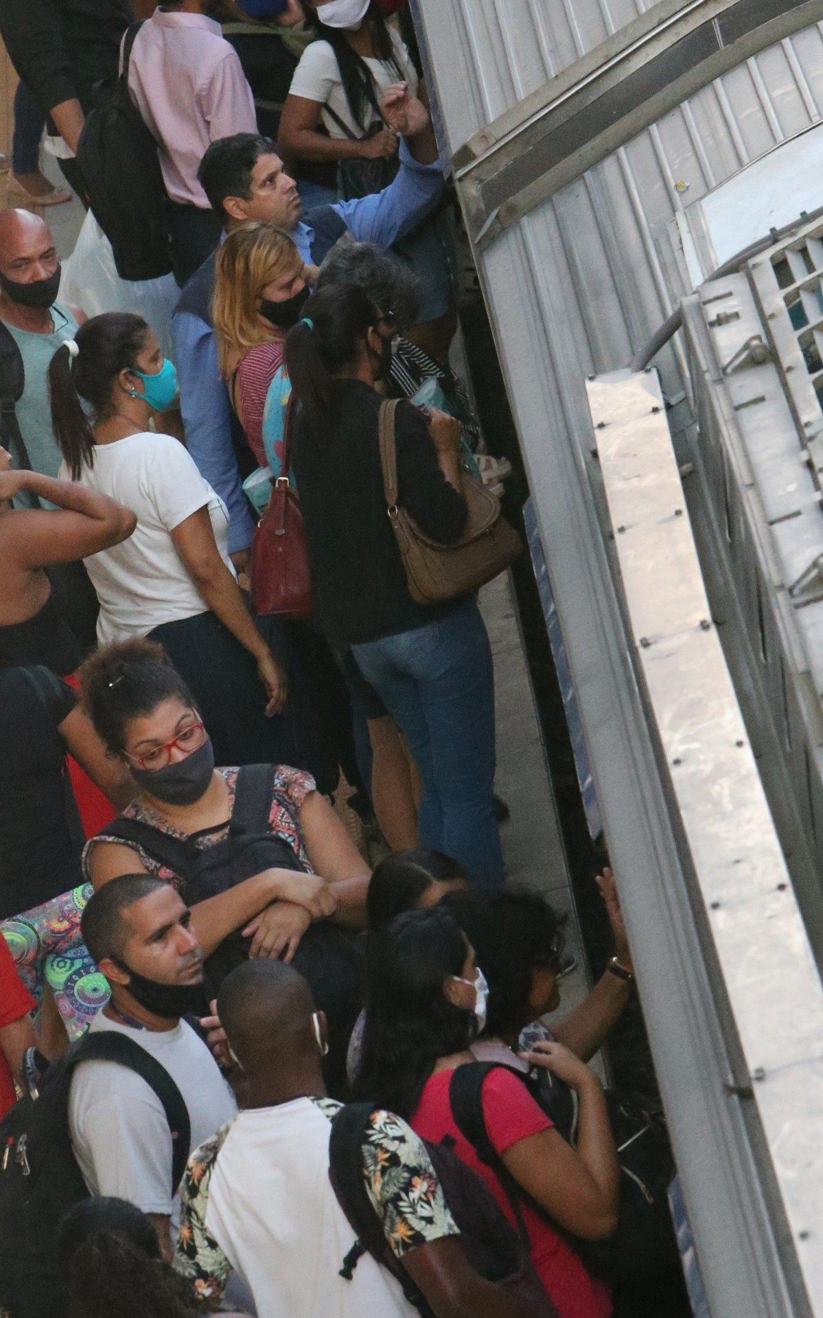 Esta&ccedil;&atilde;o de Trans de S&atilde;o Cristov&atilde;o. Aglomera&ccedil;&atilde;o nas plataformas de acesso aos trens.