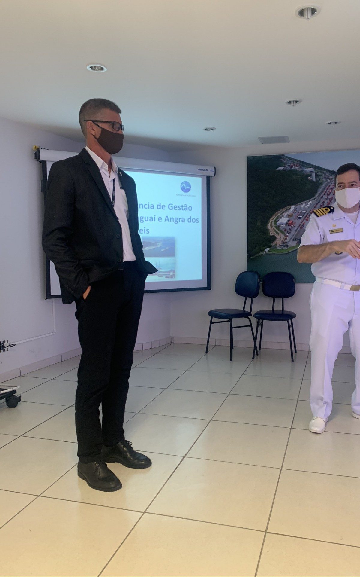 Capitão de Mar e Guerra Ricardo Jaques Ferreira (de farda) fez sua primeira visita ao Porto de Itaguaí - Divulgação - Companhia das Docas