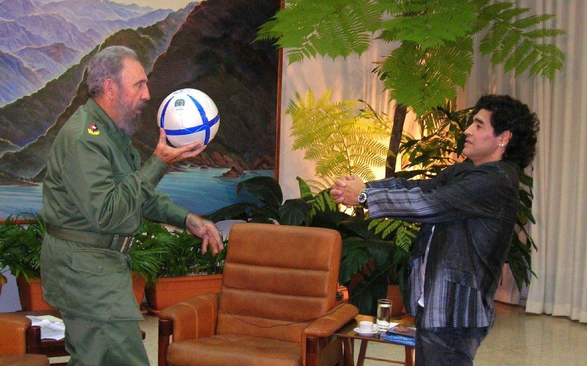  Maradona e Fidel Castro, dois amigos, morreram no mesmo dia. O ex-líder cubano faleceu em 2016. Maradona tatuou a imagem de Fidel em sua panturrilha esquerda  - AFP