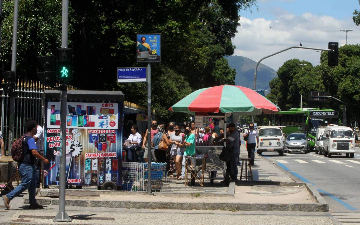 Abandono da Cidade - Ambulantes ocupam calçadas impedindo o livre trânsito de pedestres na calçada do Campo de Santana, na Avenida Presidente Vargas, no Centro. - Estefan Radovicz / Agencia O Dia