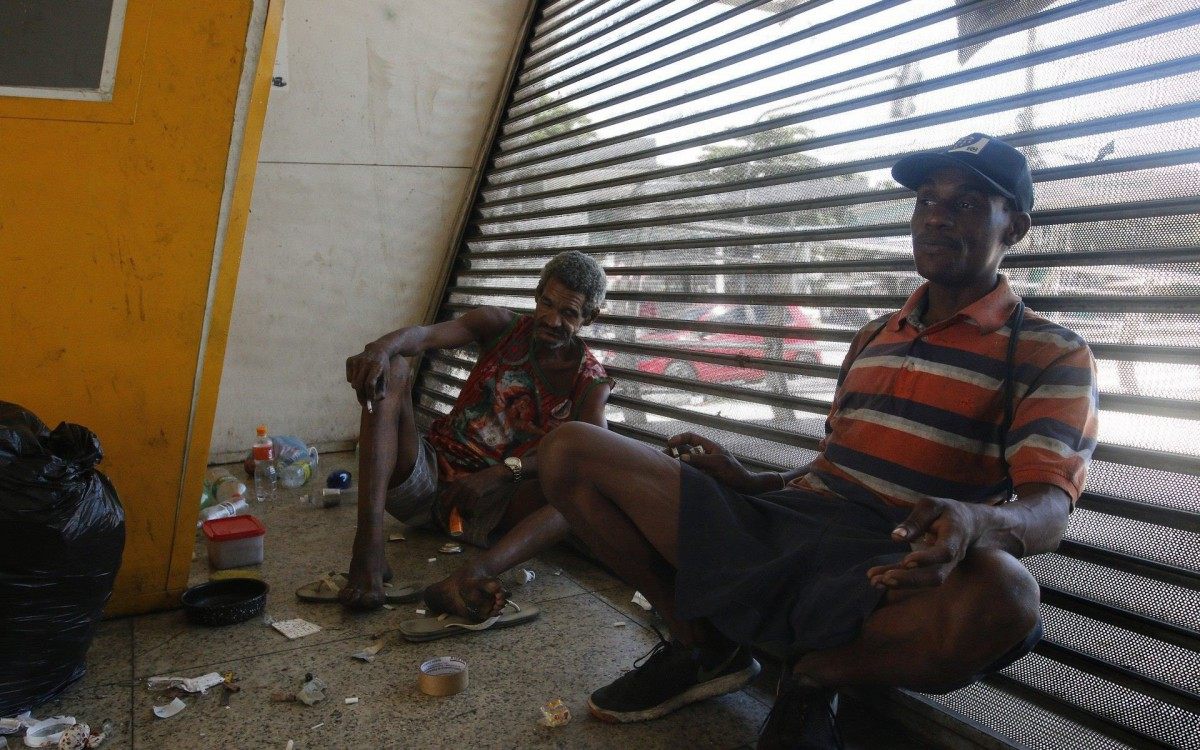 Especial - Cidade Abandonada. Na foto, moradores de rua e viciados em CRACK moram na Estaçao BRT Praça do Carmo abandonada, zona nortedo Rio.