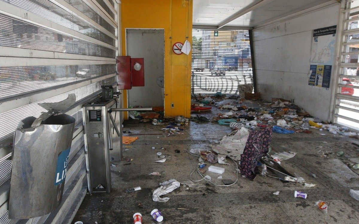 Mais de 50 esta&ccedil;&otilde;es est&atilde;o fechadas nos tr&ecirc;s corredores da cidade - Reginaldo Pimenta / Agencia O Dia