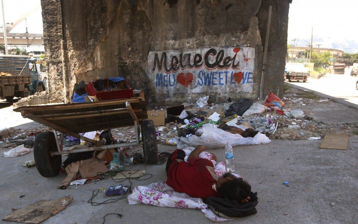 Especial - Cidade Abandonada. Na foto, moradores de rua dormem sob viaduto na Avenida Basil, proximo a Rua Tambau, em Ramos, zona norte do Rio.
