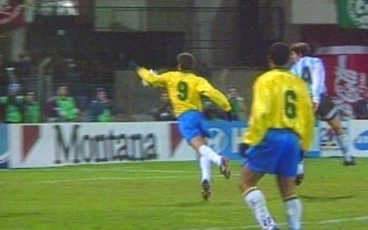 Túlio (9) usou o braço e fez um gol contra a Argentina na Copa América de 95