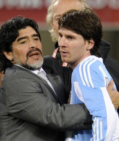 Messi se firmou na seleção quando Maradona transmitiu seu poder. Na Copa de 2010, como técnico decretou que Messi seria o capitão de sua equipe no Mundial - AFP