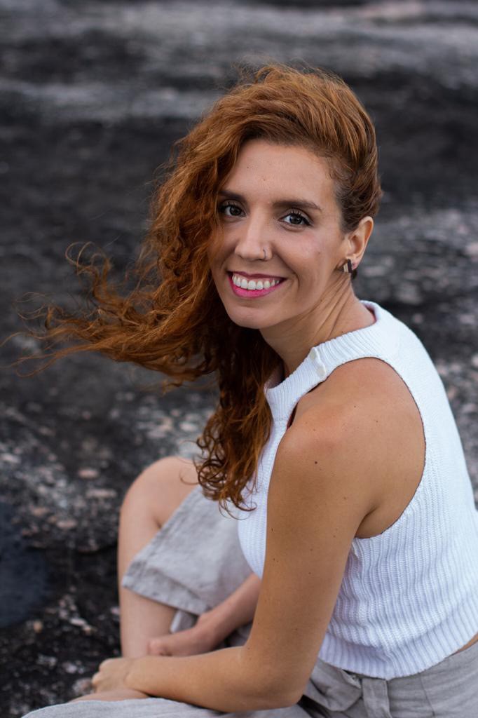 Niteroiense Ana Luiza França lança seu primeiro livro, 'No Ventre do Mundo', uma coletânea de poesias