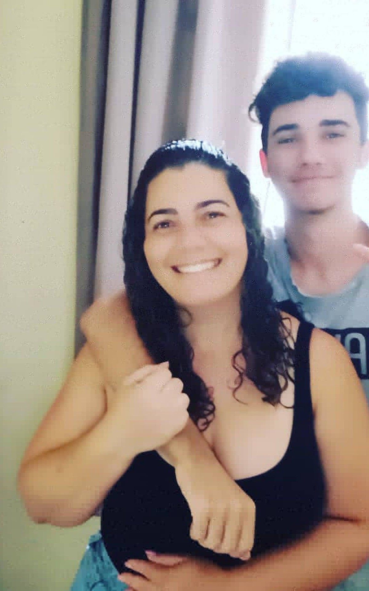 Carlos Henrique e a mãe, Roberta dos Santos, em momento de descontração