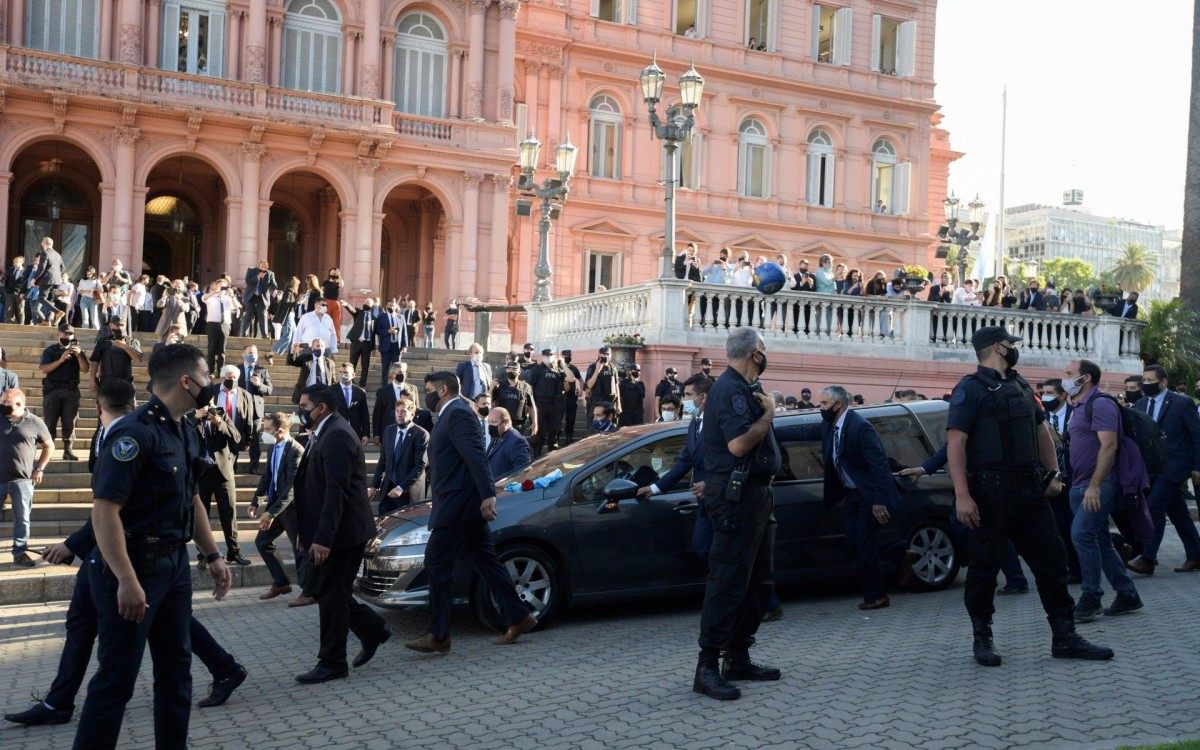 The funeral cortege of Argentinian late football legend Diego Armando Maradona leaves the Casa Rosada government house to the cemetery, in Buenos Aires, on November 26, 2020. - Argentine football legend Diego Maradona -who died of a heart attack on the eve, at the age of 60- will be laid to rest in the Jardin de Paz cemetery on the outskirts of Buenos Aires, where his parents were also buried, Sebastian Sanchi told AFP. (Photo by Juan Mabromata / AFP)