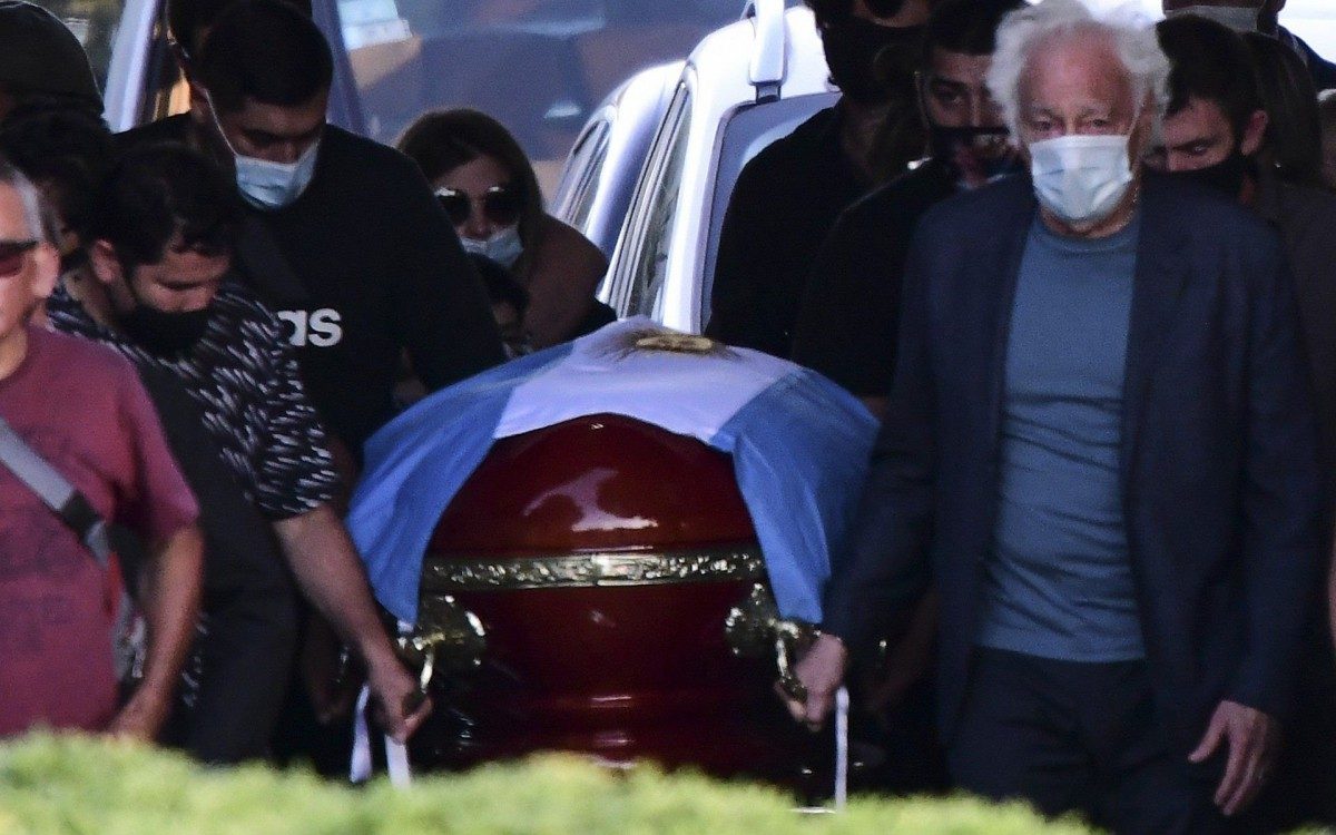 Corpo de Maradona chega ao cemitério - AFP