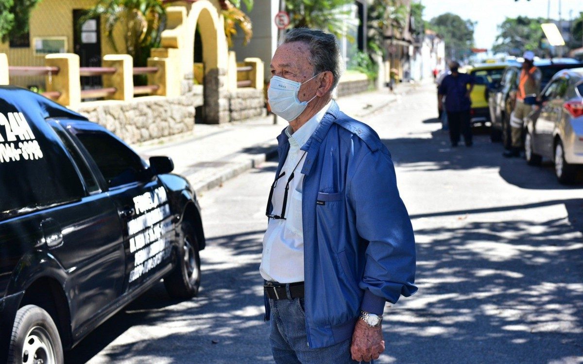 Corpo de Fernando Vanucci é velado no salão nobre do Clube de Regatas Botafogo, na Zona Sul do Rio, nesta quinta-feira