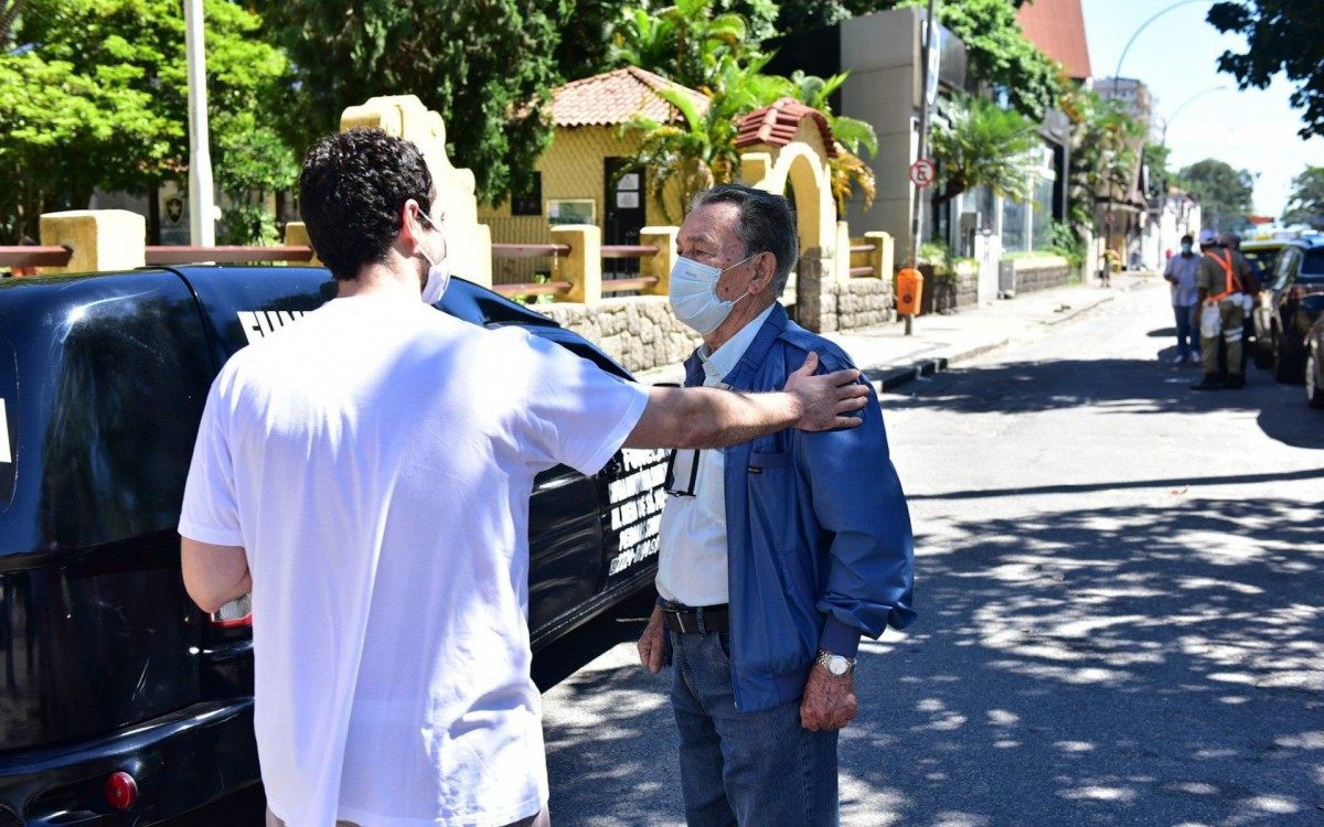Corpo de Fernando Vanucci é velado no salão nobre do Clube de Regatas Botafogo, na Zona Sul do Rio, nesta quinta-feira