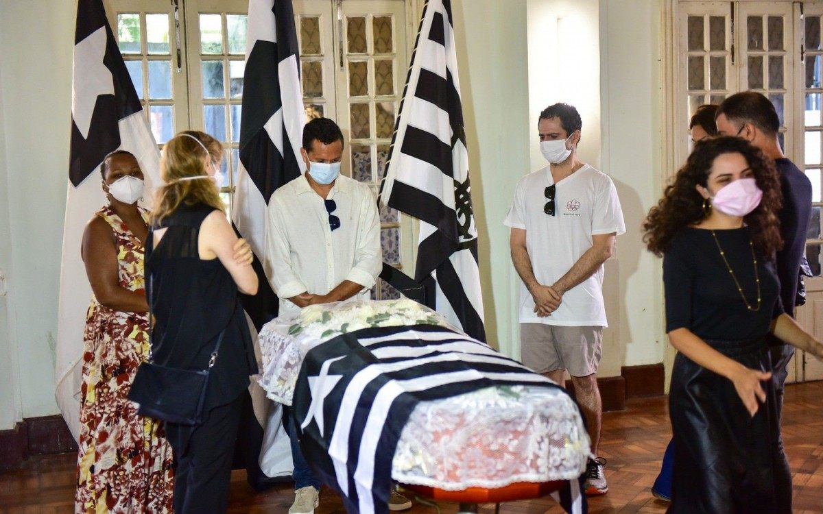 Corpo de Fernando Vanucci Ã© velado no salÃ£o nobre do Clube de Regatas Botafogo, na Zona Sul do Rio, nesta quinta-feira