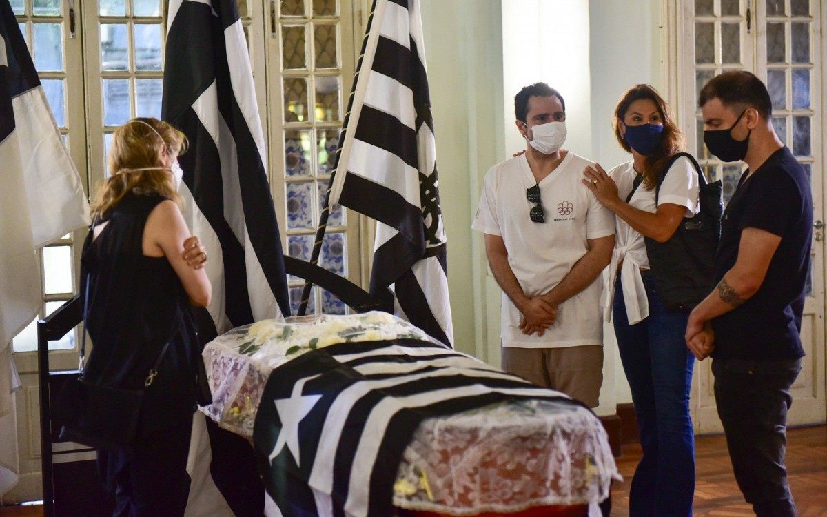 Corpo de Fernando Vanucci foi velado no salão nobre do Botafogo
