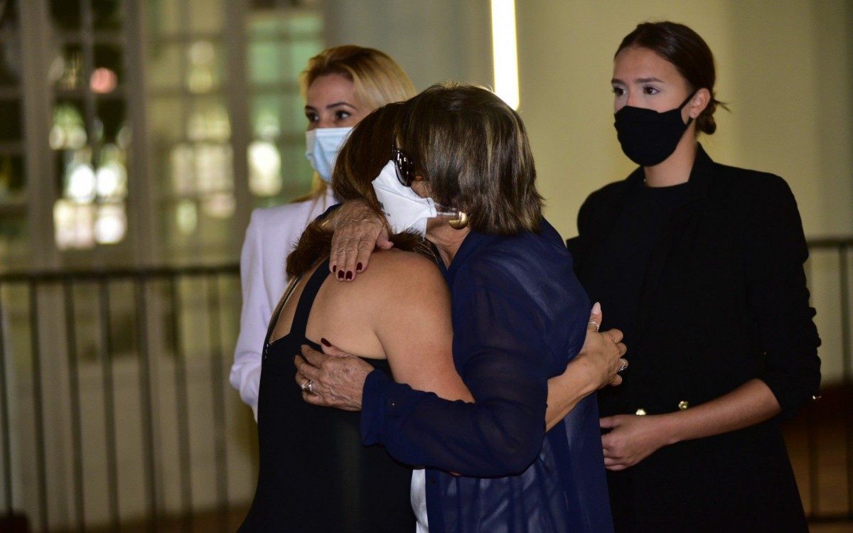 Corpo de Fernando Vanucci é velado no salão nobre do Clube de Regatas Botafogo, na Zona Sul do Rio, nesta quinta-feira