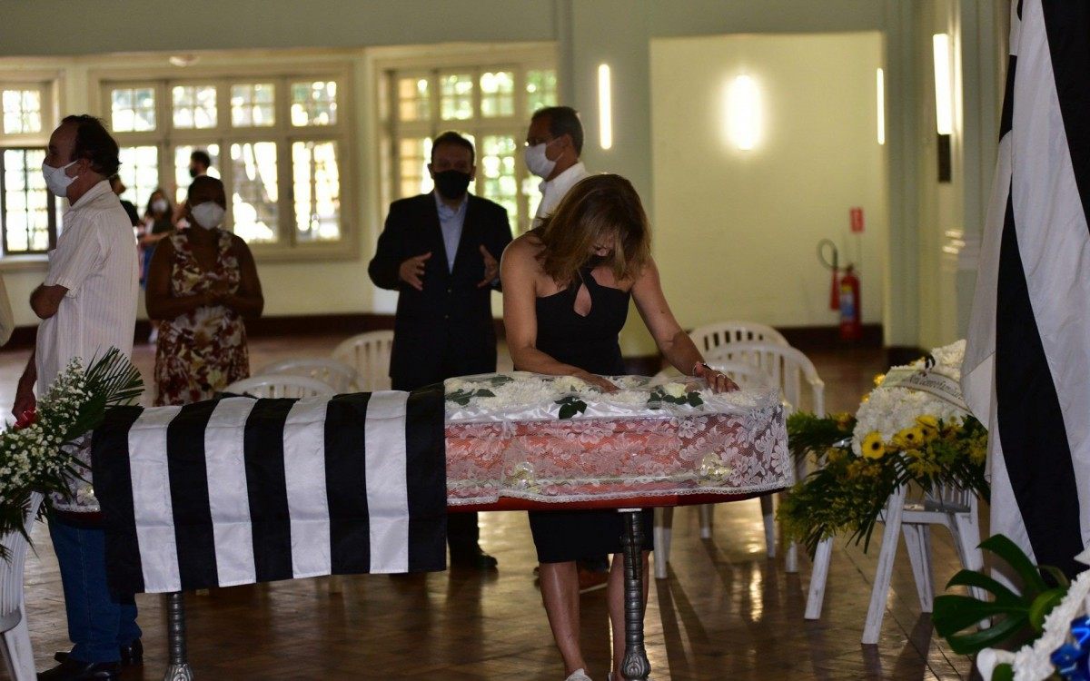 Corpo de Fernando Vanucci é velado no salão nobre do Clube de Regatas Botafogo, na Zona Sul do Rio, nesta quinta-feira