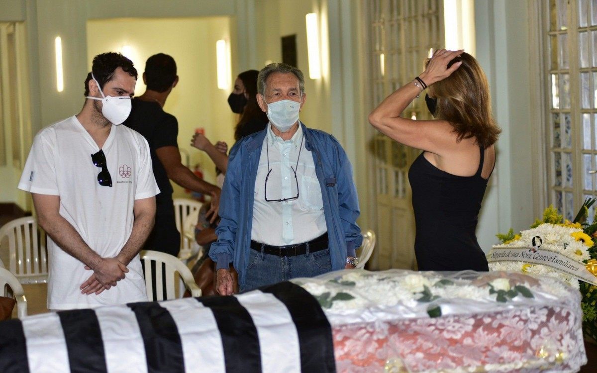 Corpo de Fernando Vanucci é velado no salão nobre do Clube de Regatas Botafogo, na Zona Sul do Rio, nesta quinta-feira
