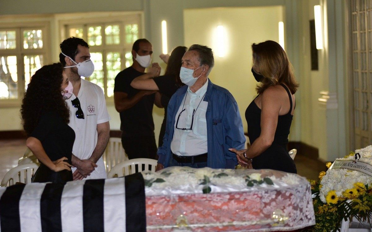 Corpo de Fernando Vanucci é velado no salão nobre do Clube de Regatas Botafogo, na Zona Sul do Rio, nesta quinta-feira