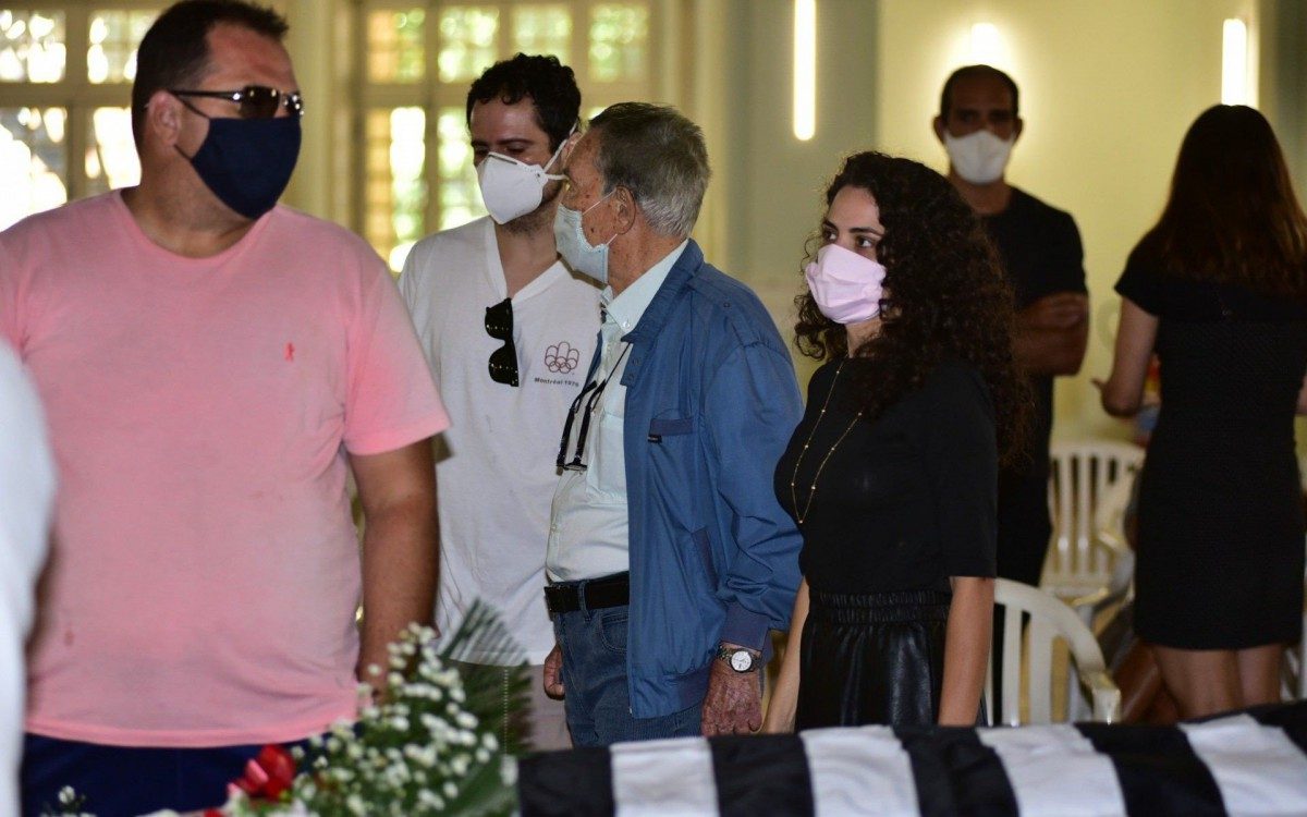 Corpo de Fernando Vanucci é velado no salão nobre do Clube de Regatas Botafogo, na Zona Sul do Rio, nesta quinta-feira