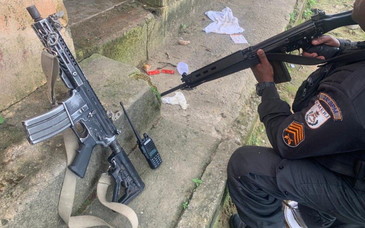 Fuzil e rádio apreendidos em Japeri - DIVULGAÇÃO/PMERJ