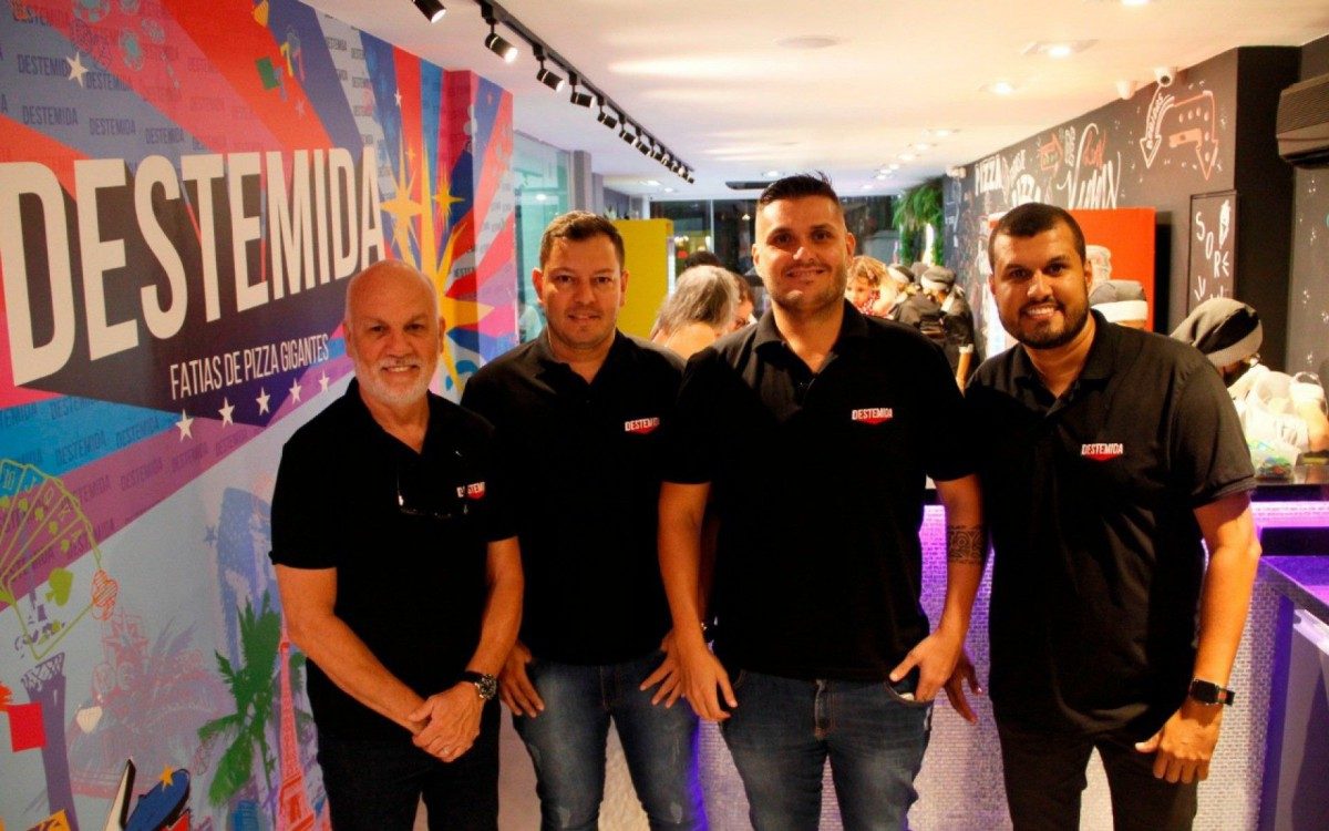 Pizzaria de Nova Iguaçu, criada por quatro amigos, tem fatia gigante, equivalente a 80 cm de diâmetro