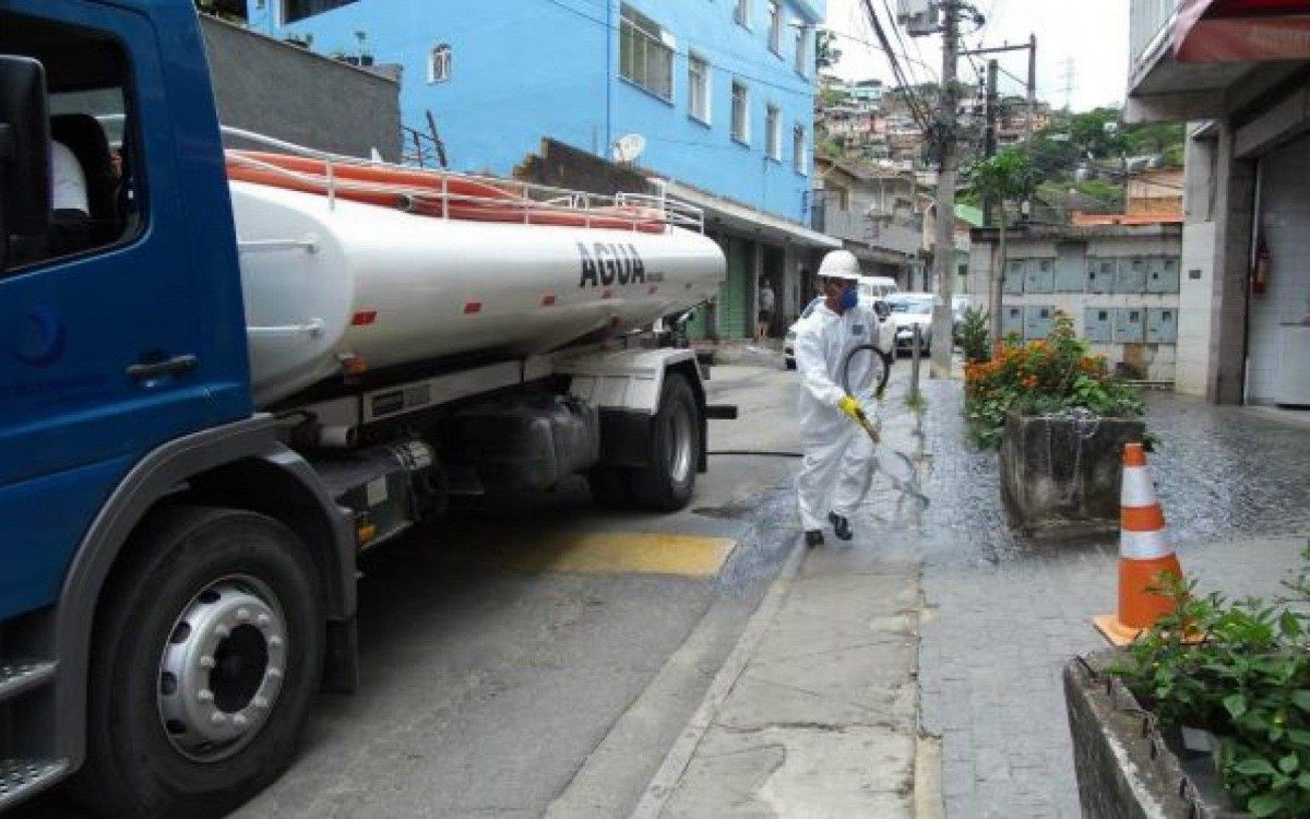 Serviço de higienização e desinfecção de ruas, calçadas, pontos de ônibus e locais de grande circulação de pessoas está sendo feito pela Prefeitura
