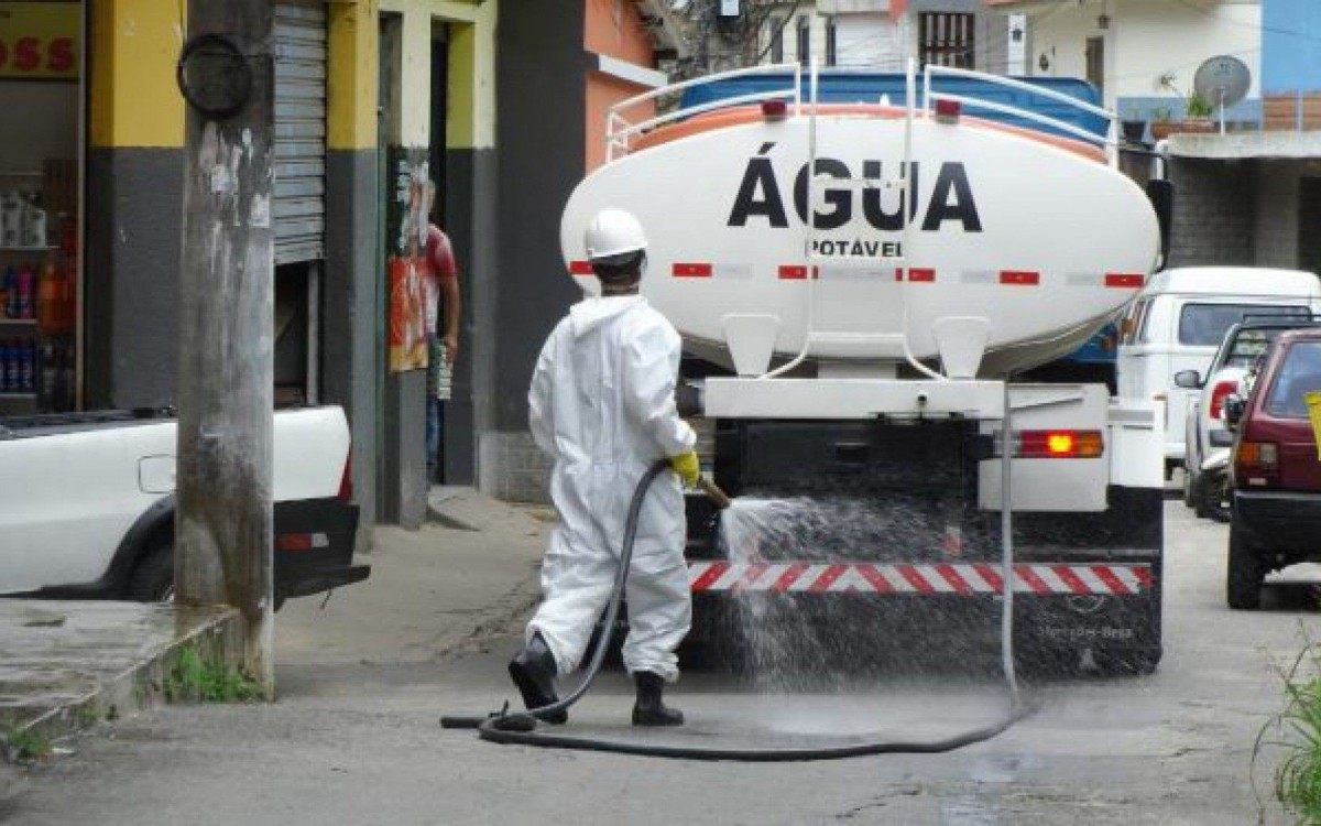 Serviço de higienização e desinfecção de ruas, calçadas, pontos de ônibus e locais de grande circulação de pessoas está sendo feito pela Prefeitura
 - Divulgação