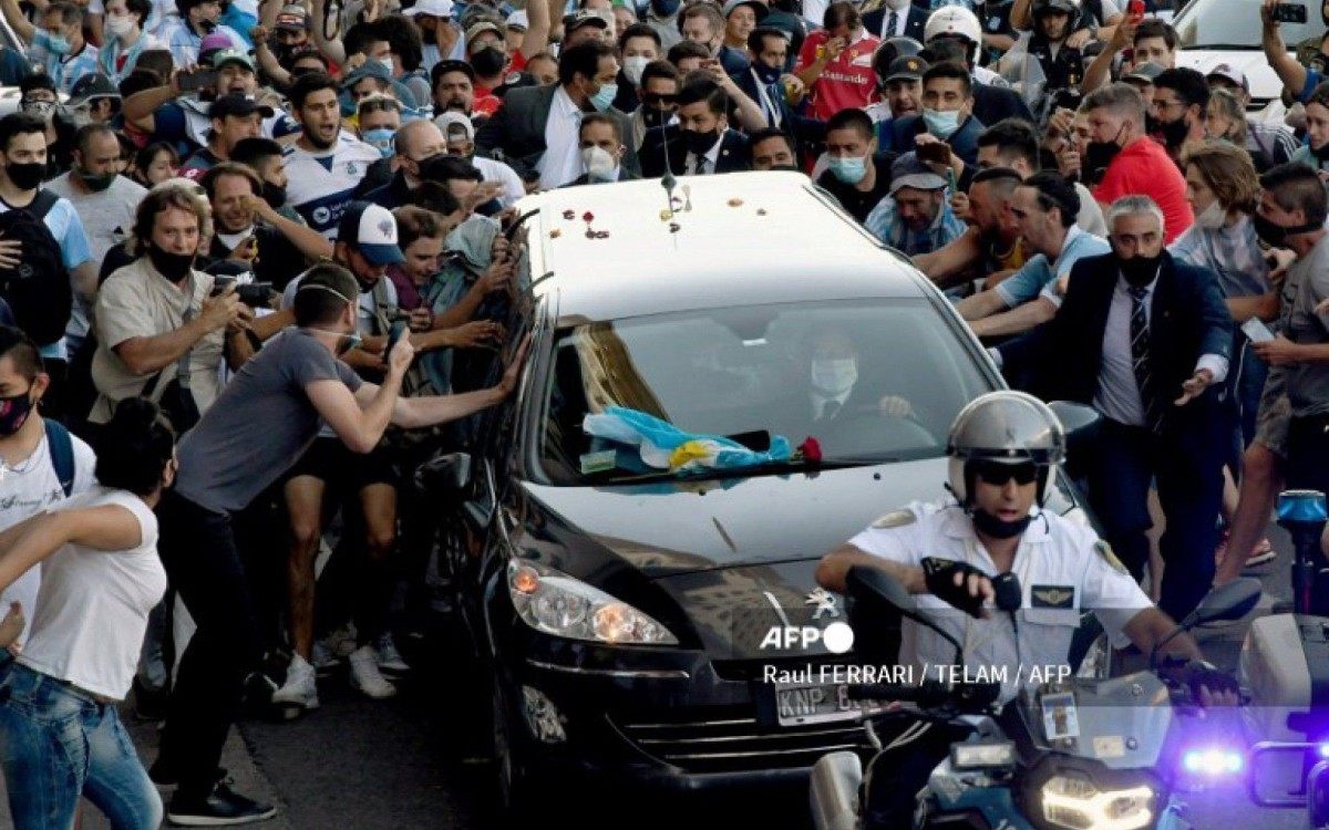 Corpo de Diego Maradona sai em cortejo pelas ruas de Buenos Aires