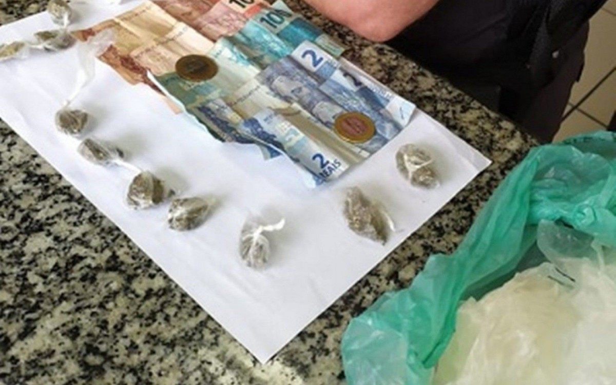 Policiais receberam informação indicando que uma pessoa estava vendendo drogas a pedido de um traficante. - Foto: divulgação