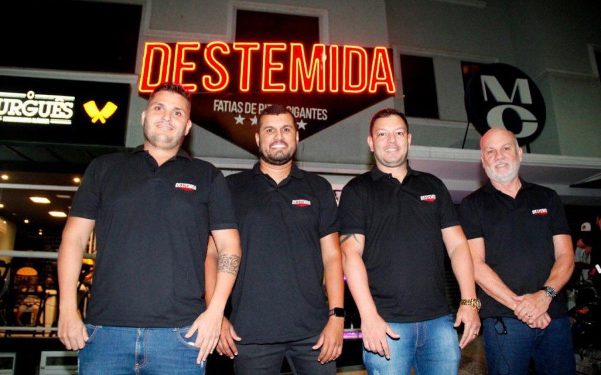 Pizzaria de Nova Iguaçu, criada por quatro amigos, tem fatia gigante, equivalente a 80 cm de diâmetro