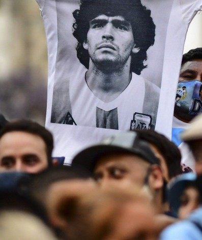 Vel&oacute;rio de Maradona na Casa Rosada, sede do governo argentino, re&uacute;ne dezenas de milhares de f&atilde;s - AFP