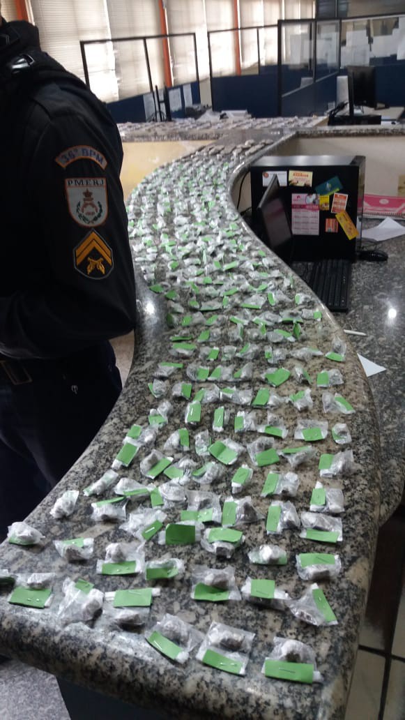 Suspeito foi preso ao sair de um terreno baldio na Rua Professor José Maria Machado, onde havia deixado uma sacola com as drogas. - Foto: divulgação