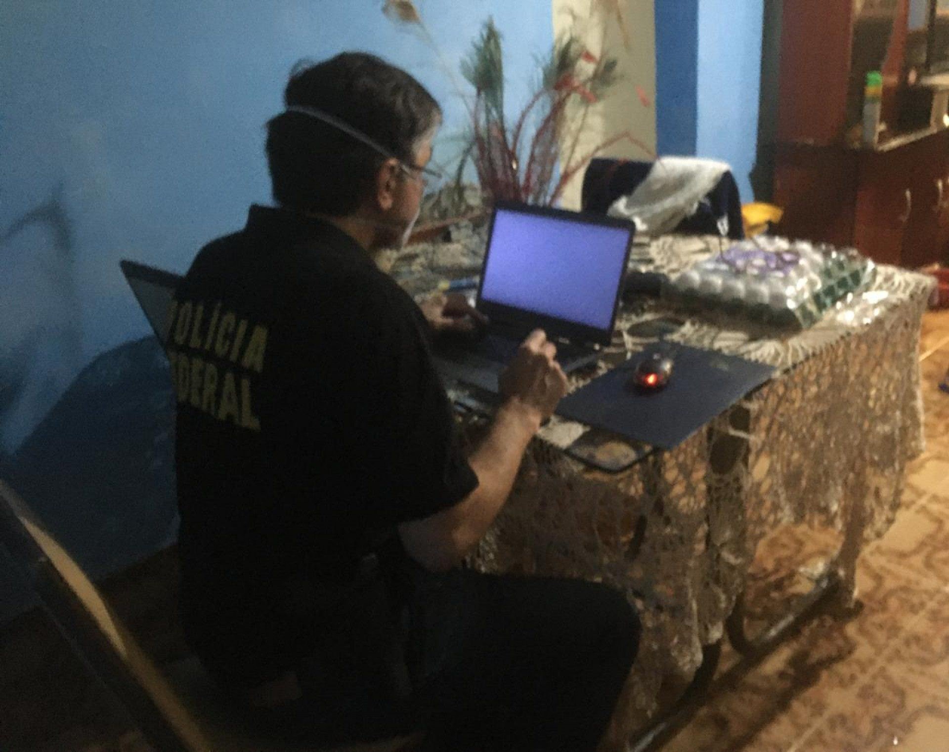 Policiais federais na casa do homem preso em Cachambi: Operação Black Dolphin - Divulgação/Polícia Federal