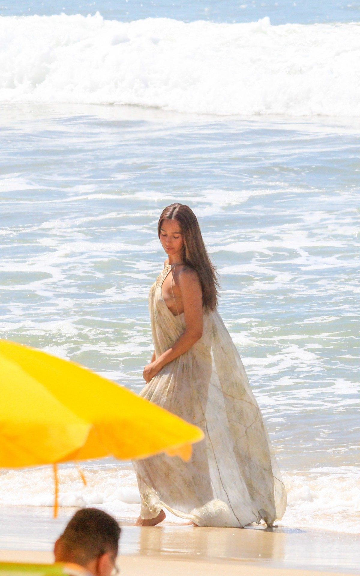Camila Pitanga em sessão de fotos na praia