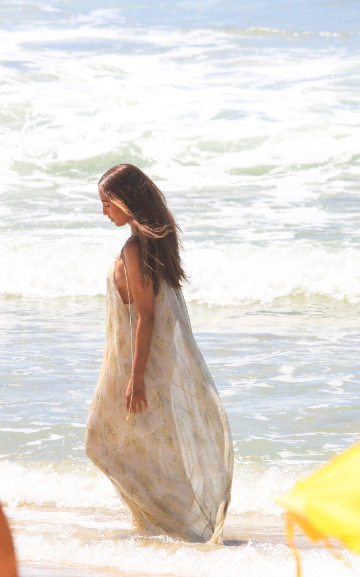 Camila Pitanga em sessão de fotos na praia