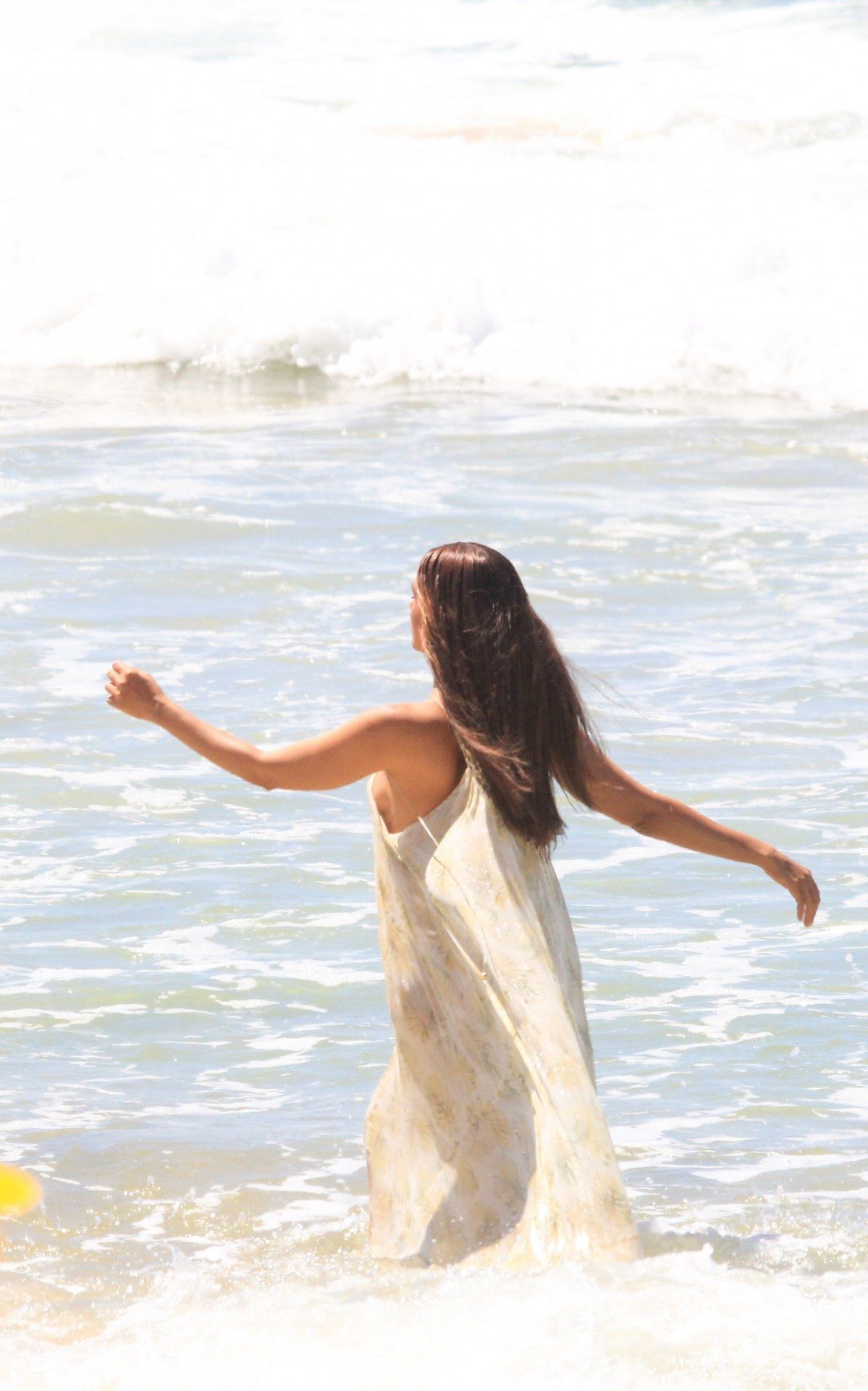 Camila Pitanga em sessão de fotos na praia