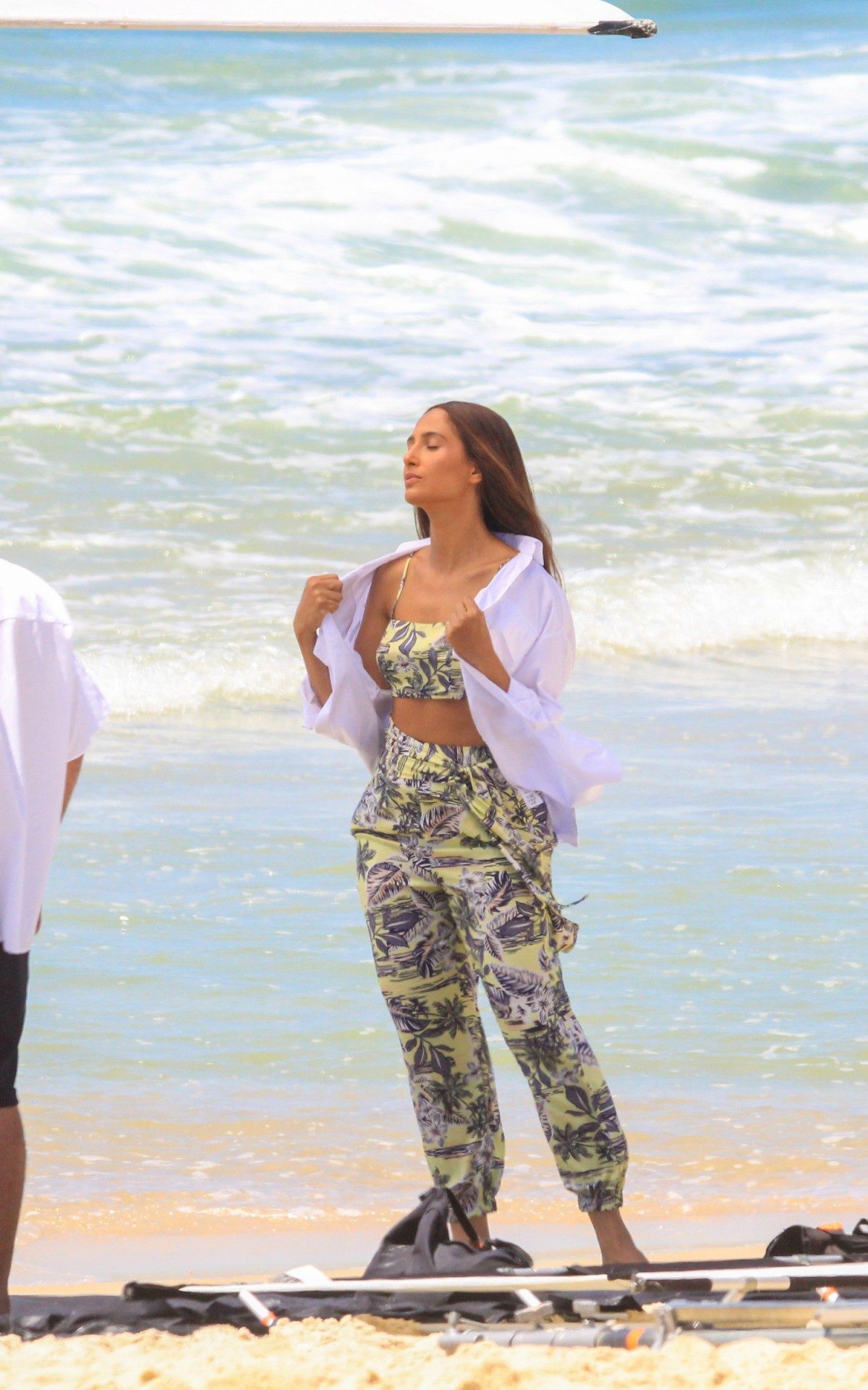 Camila Pitanga em sessão de fotos na praia