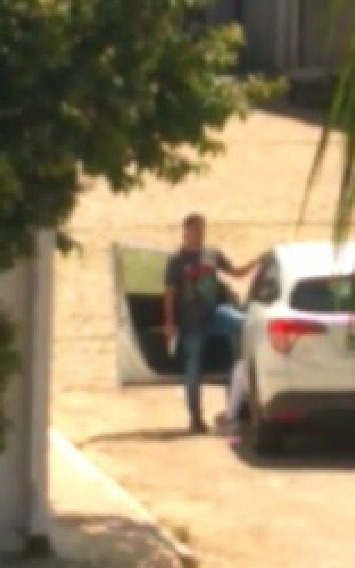 O PM Janitom Celso Rosa segurando uma arma durante o sequestro da namorada