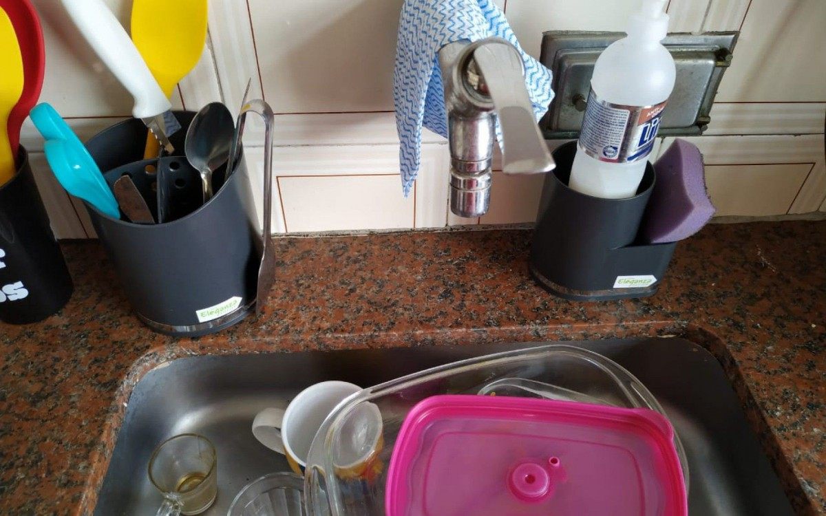 Louça se acumula na casa do jornalista Marco Sá, devido à falta de água  - Arquivo Pessoal