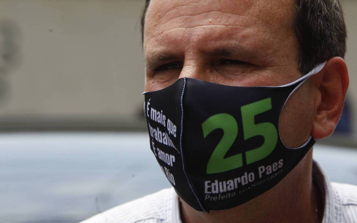Rio de Janeiro 22/11/2020 - O candidato a Prefeitura do Rio Eduardo Paes faz corpo a corpo com eleitores em Campo Grande. Foto: Luciano Belford/Agencia O Dia