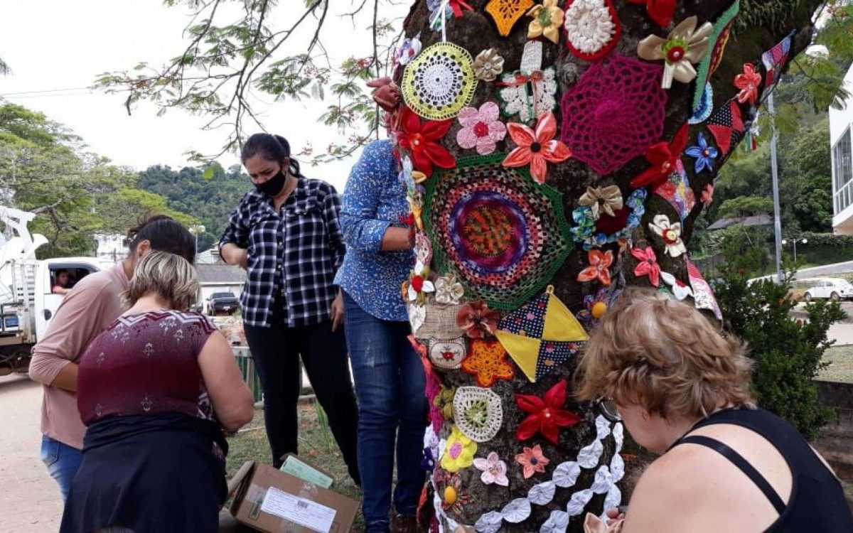 Grupo pretende enfeitar outras árvores e convida os demais artesãos que quiserem aderir à ideia.