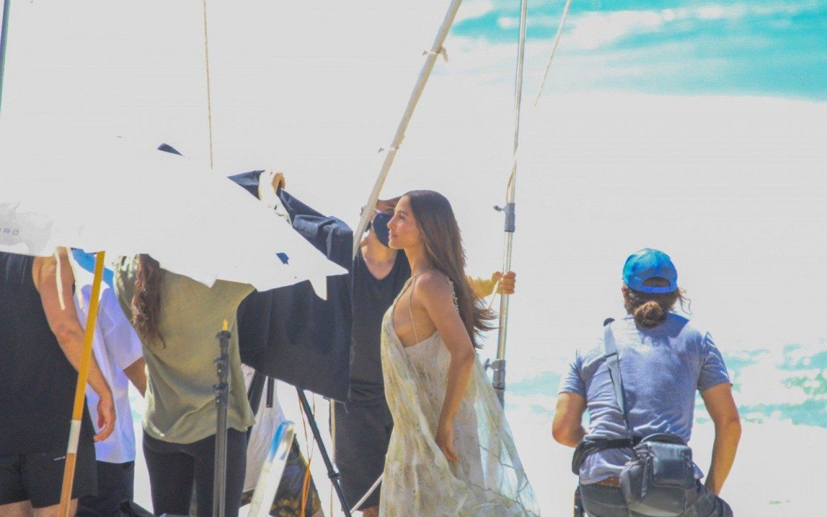 Camila Pitanga em sessão de fotos na praia