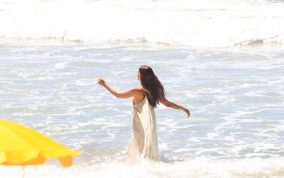 Camila Pitanga em sessão de fotos na praia